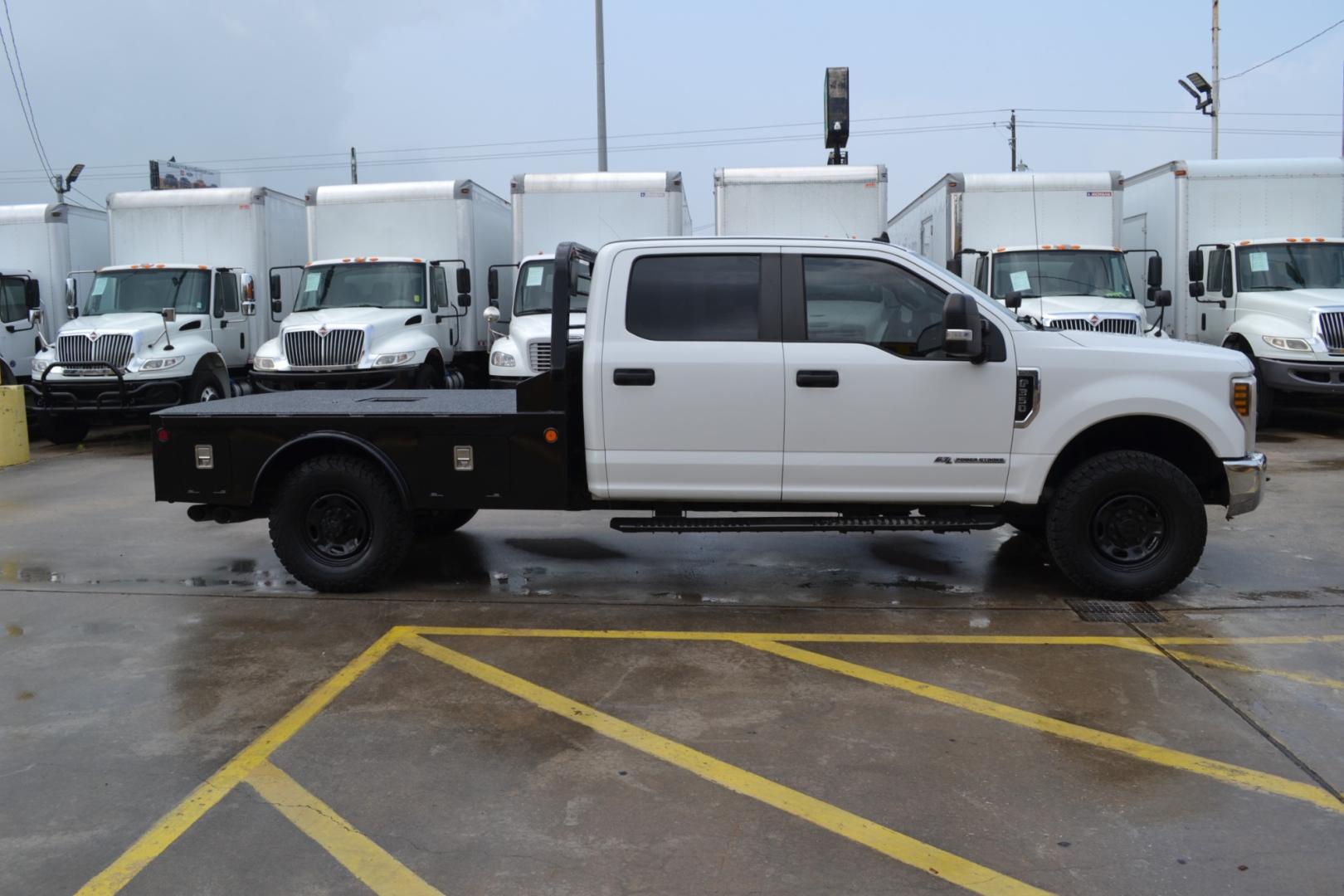 2019 WHITE /GRAY Ford F-350 with an POWERSTROKE 6.7L DIESEL engine, 6SPD AUTOMATIC transmission, located at 9172 North Fwy, Houston, TX, 77037, (713) 910-6868, 29.887470, -95.411903 - Photo#3